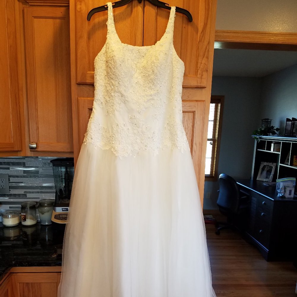 White Wedding Dress (aprox Sz 10)